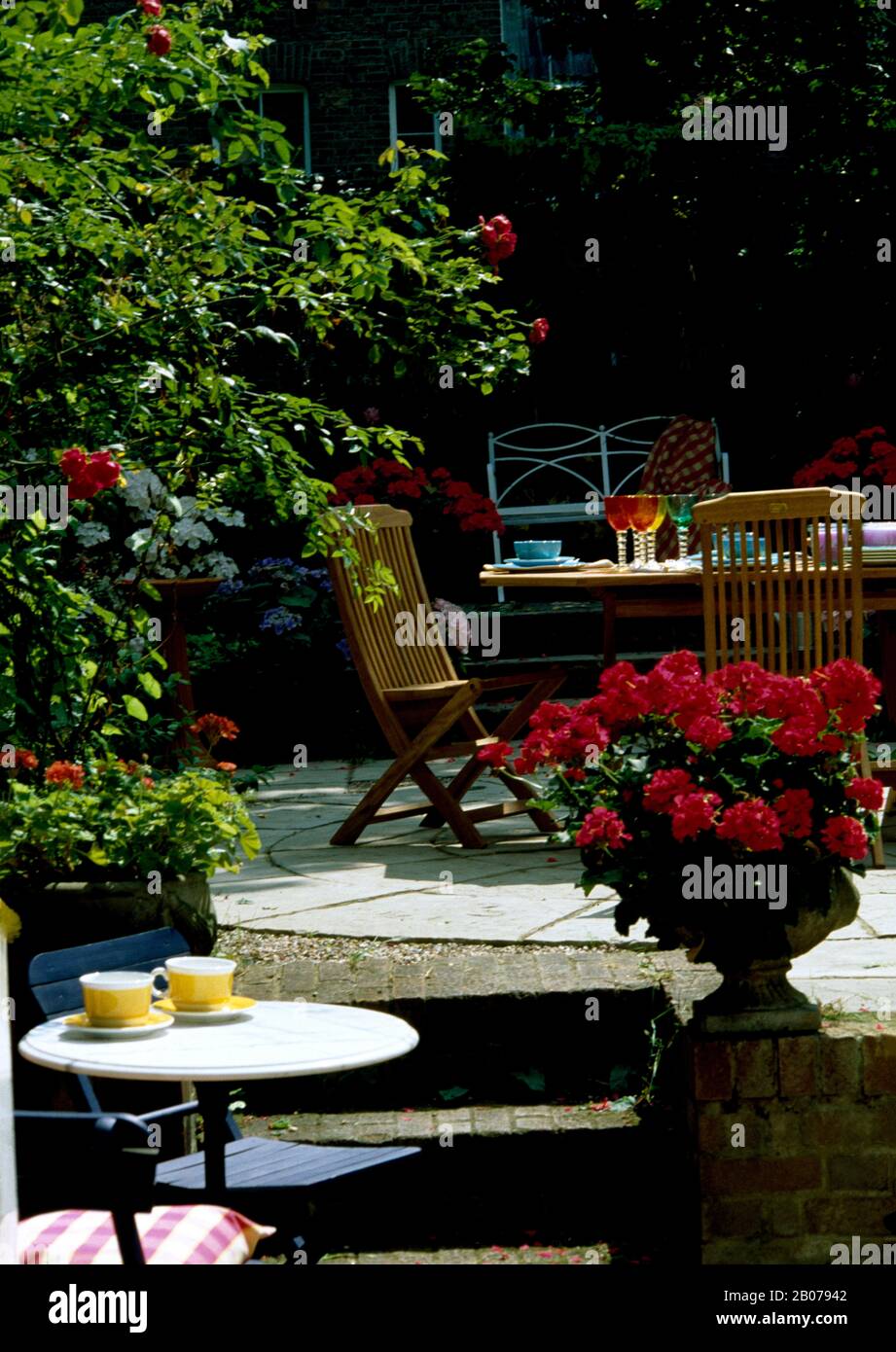 Mangiare all'aperto nel giardino estivo Foto Stock