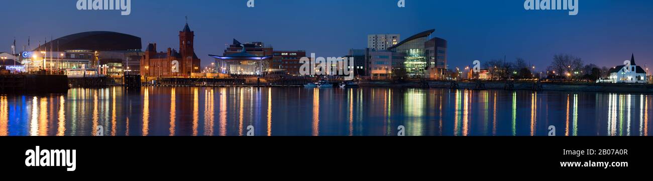 Lungomare di notte con il Wales Millennium Centre, Cardiff, Regno Unito. Foto Stock