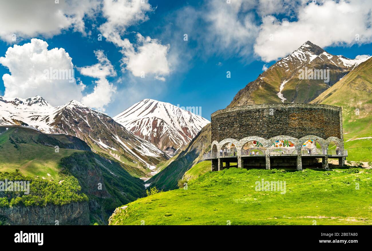 Russia - Georgia Friendship Monument sulla strada militare georgiana a Gudauri, Georgia Foto Stock