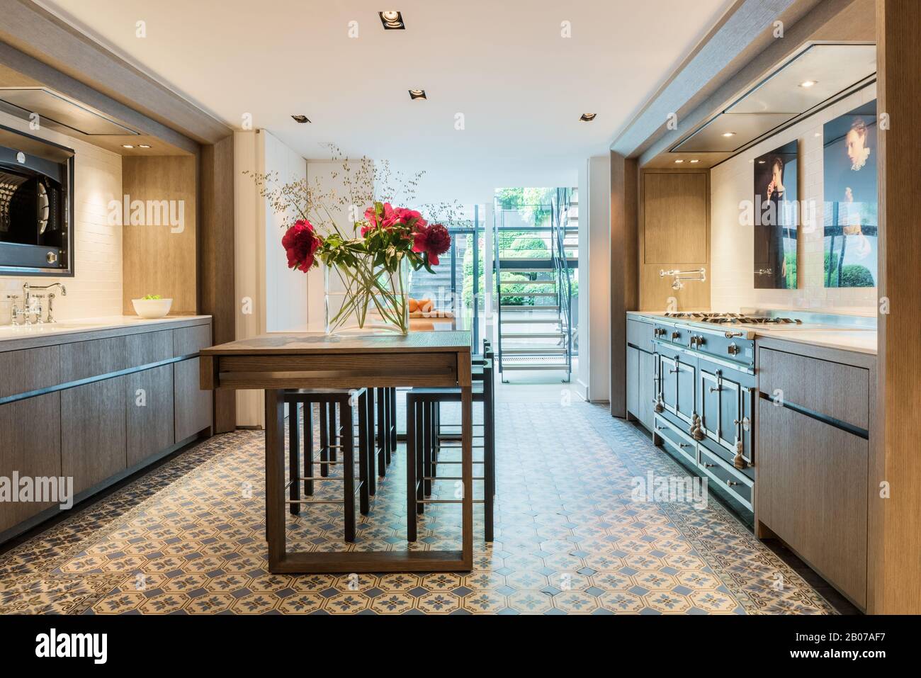 Cucina moderna con tavolo e sgabelli Foto Stock