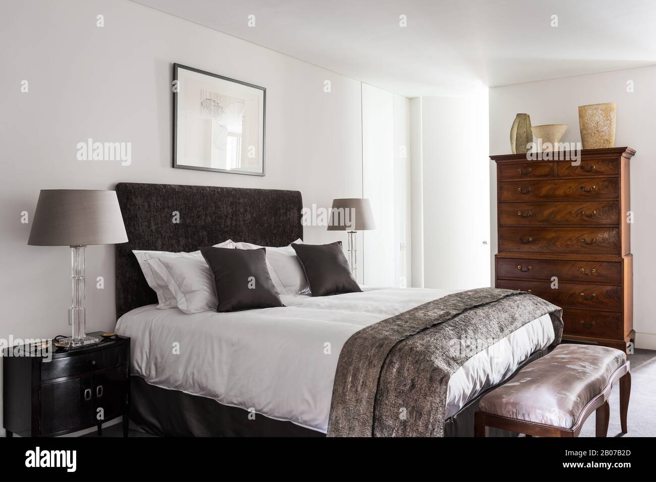 Camera da letto grigia e bianca Foto stock - Alamy