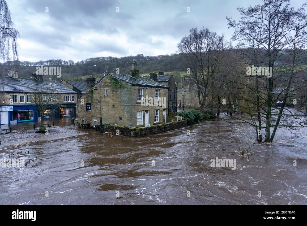 09/02/2020 Ponte Hebden - West Yorkshire - Inondazione in città Foto Stock