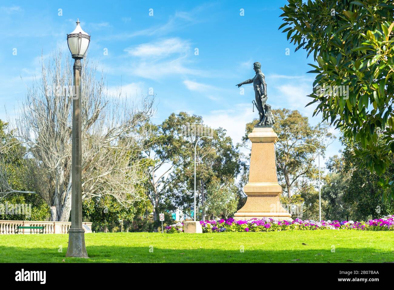North Adelaide, South Australia - 4 agosto 2019: Statua del colonnello William Light che indica la città da Montefiore Hill in una giornata intensa. William Ligh Foto Stock