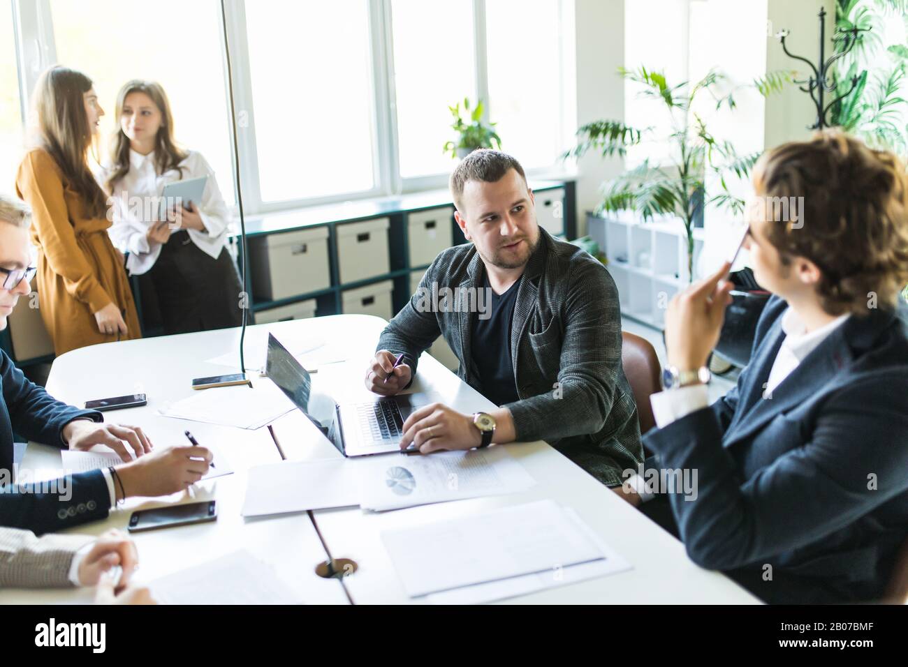Gruppo di lavoro multietnico parlare durante un incontro informale di ufficio, discutere idee di business condividere pensieri Foto Stock