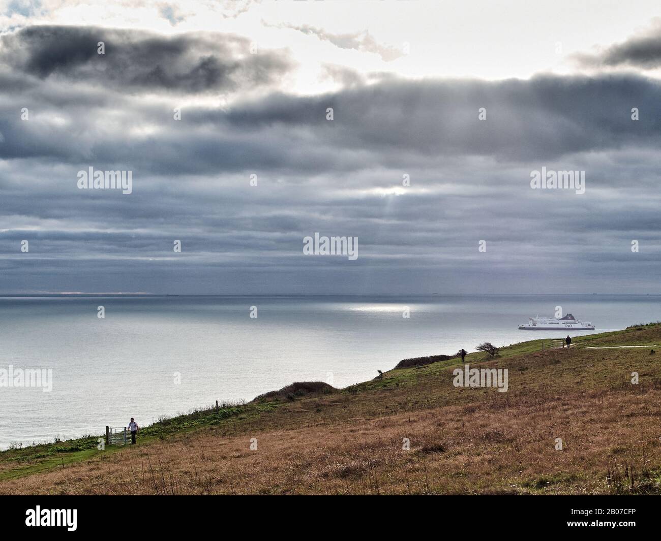 Affacciato sul canale inglese da South Foreland Kent, proprio di fronte al faro, con la cima della scogliera per dover e traghetti visibili Foto Stock