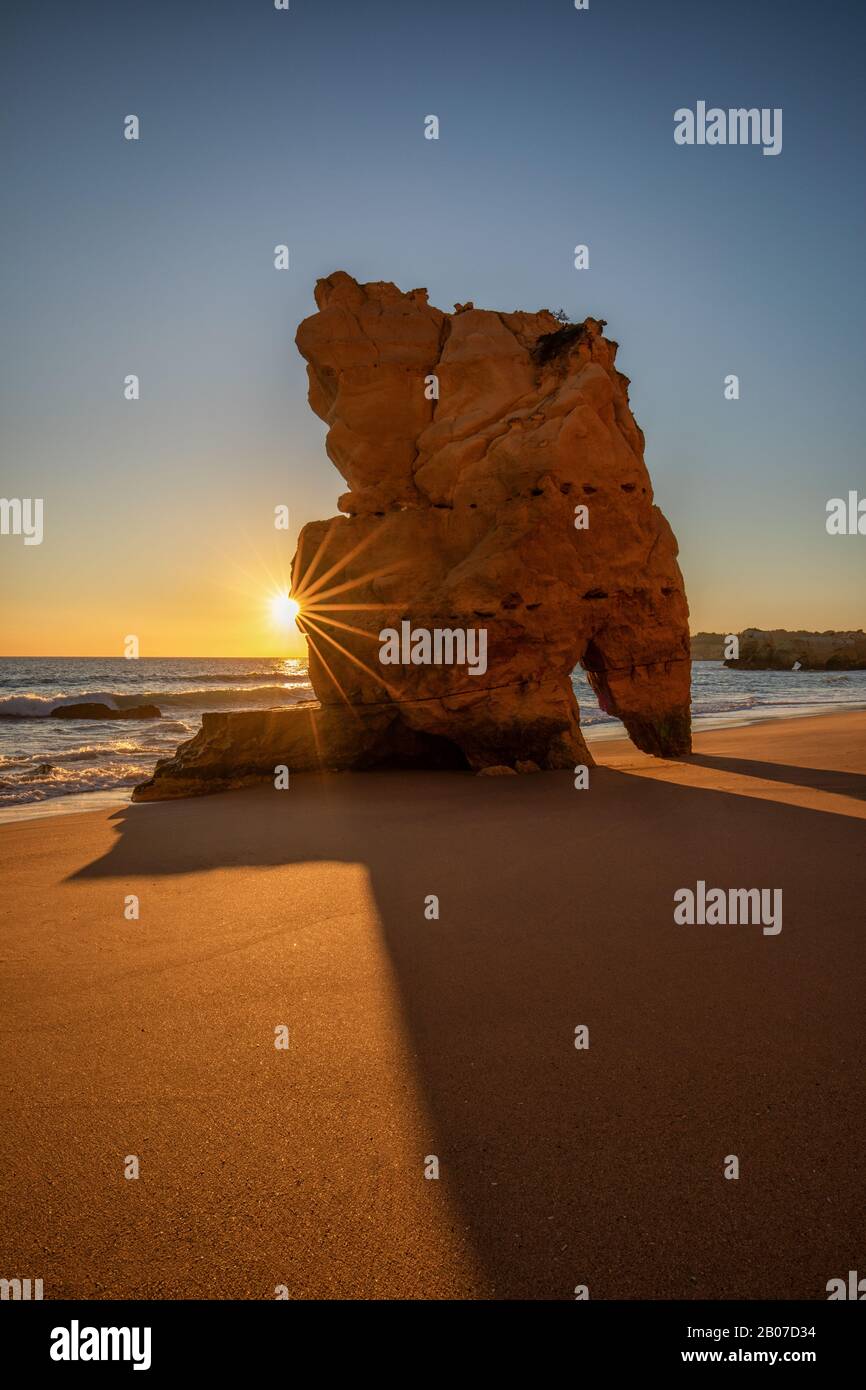 Spiaggia Praia dos Tres Castelos al tramonto, Algarve, Portogallo Foto Stock