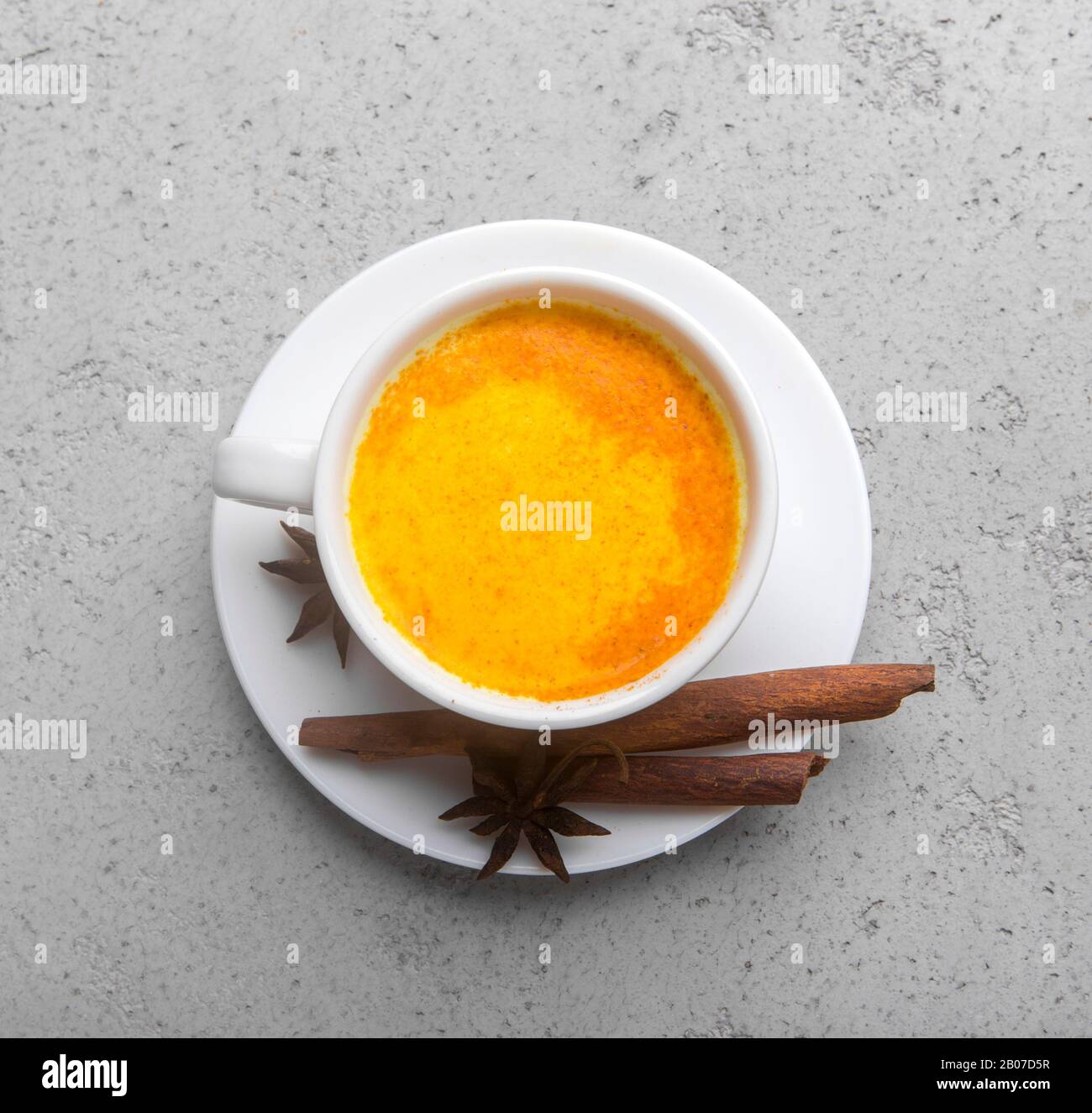 Bevanda salutare a base di radici turmeriche, spezie esotiche Foto Stock
