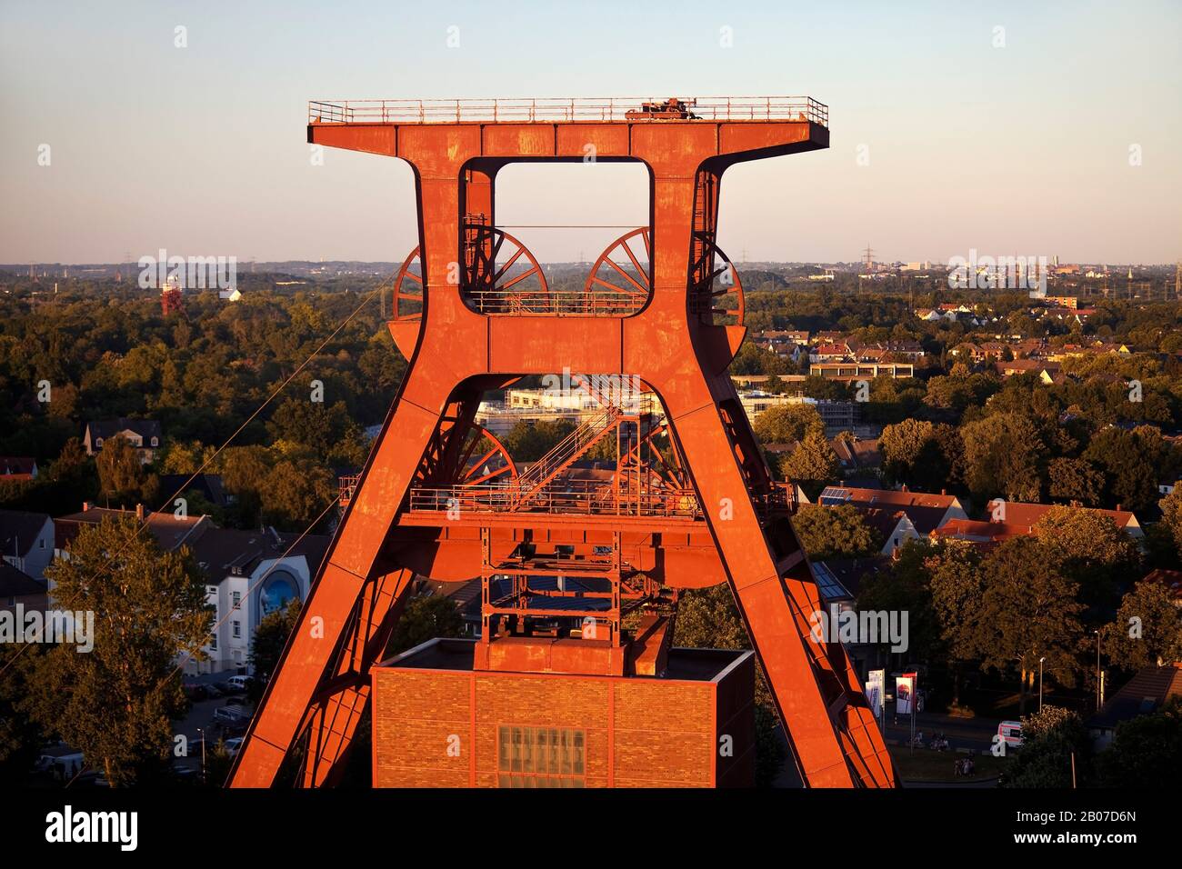 Copricapo di Schacht XII del Complesso industriale delle Miniere di carbone dello Zollverein di sera, in Germania, in Renania settentrionale-Vestfalia, la zona della Ruhr, Essen Foto Stock