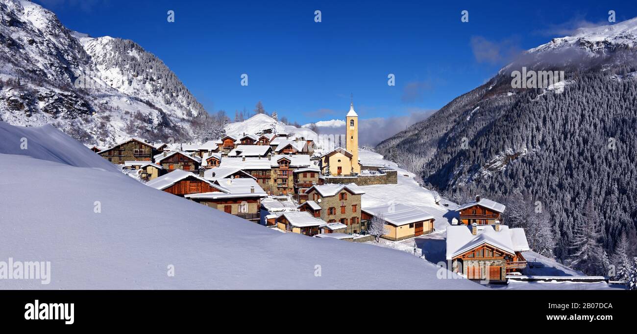 Piccolo villaggio nella valle di Tarentaise Beetwen Bourg Saint Maurice e Tignes, Francia, Savoia, la Gurraz Foto Stock