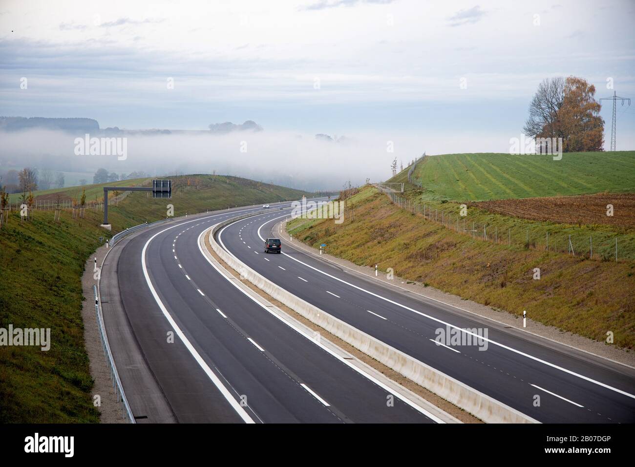 Inversione atmosferica, nebbia banca sull'autostrada, pericolo causato da nebbia improvvisamente apparire, Germania, Baviera, Autobahn A 94 Foto Stock