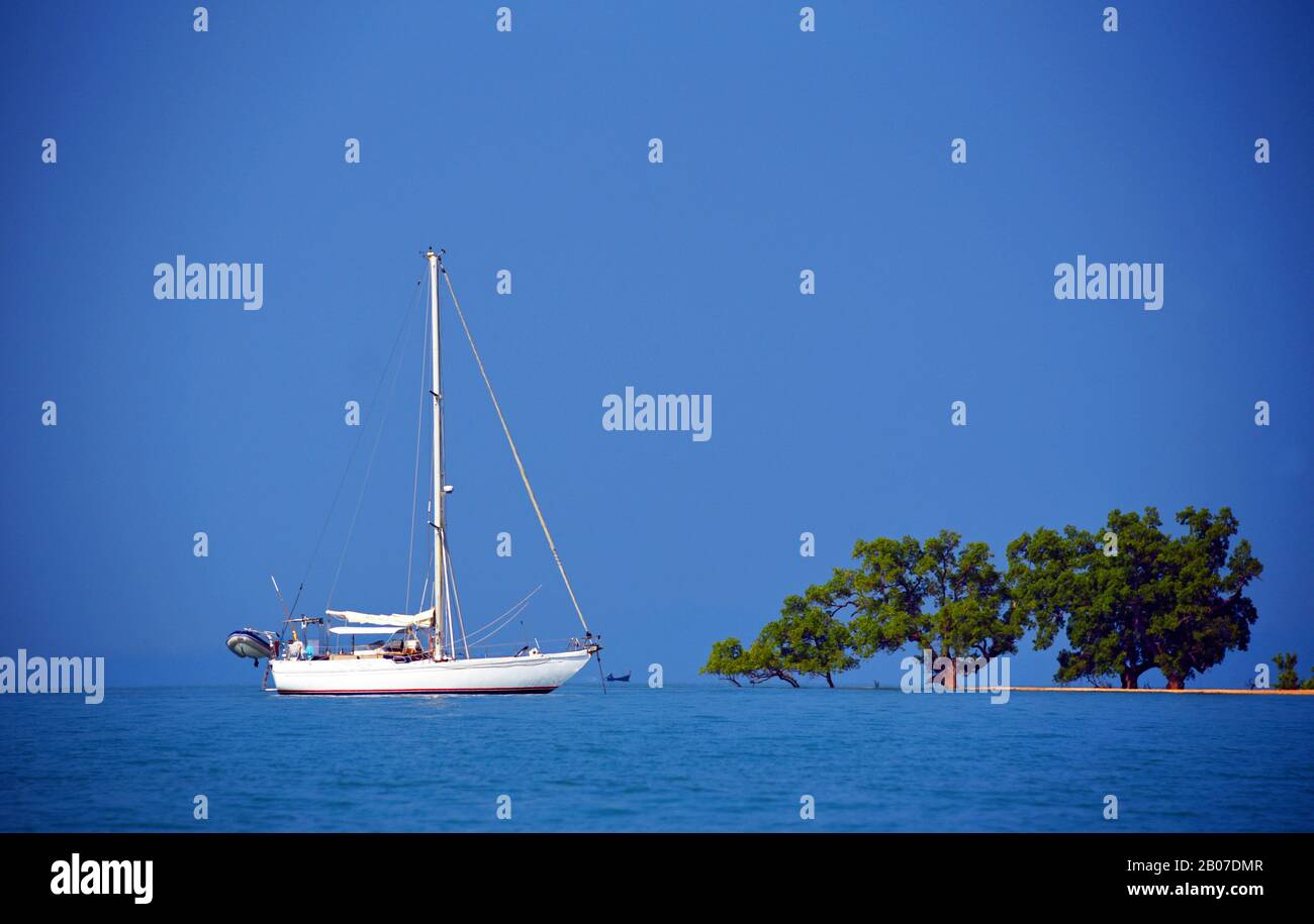 Barca a vela a nord dell'isola, Thailandia, Kho Yoa noi Foto Stock
