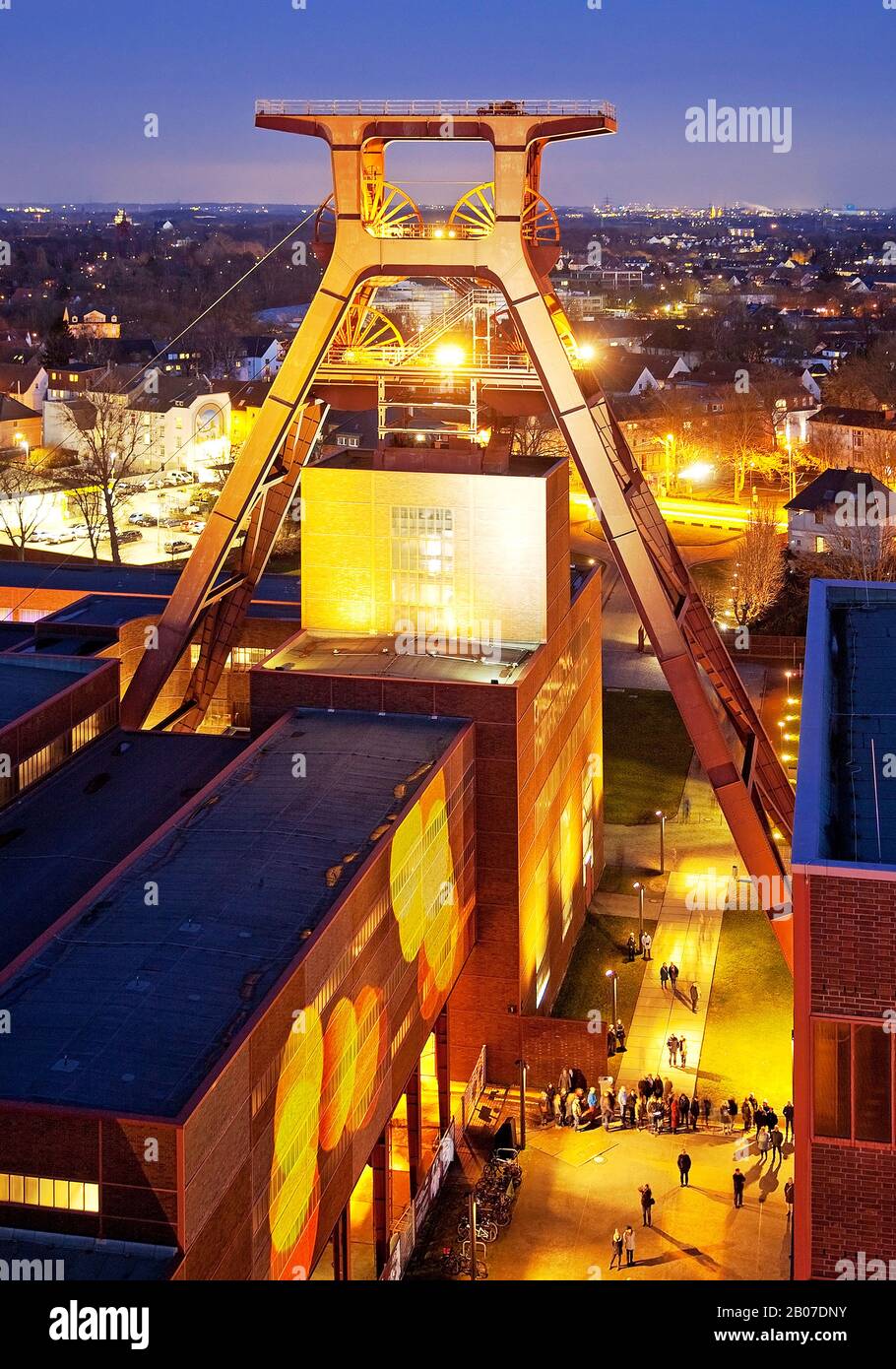 Copricapo illuminato di Schacht XII del Complesso industriale della miniera di carbone di Zollverein in serata, Germania, Renania settentrionale-Vestfalia, zona della Ruhr, Essen Foto Stock