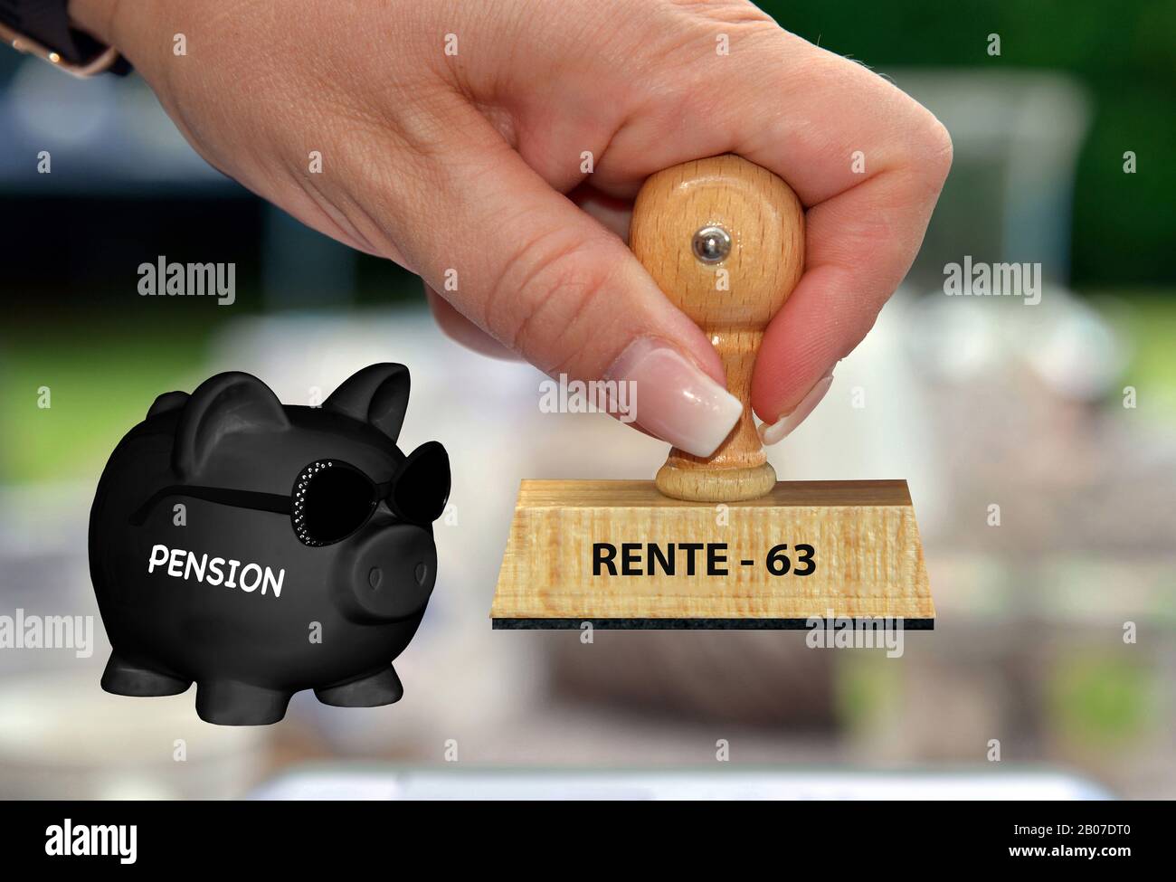 Black piggy banca con occhiali da sole e scritta pensione, timbro 'pensione - 63' in background, composizione Foto Stock
