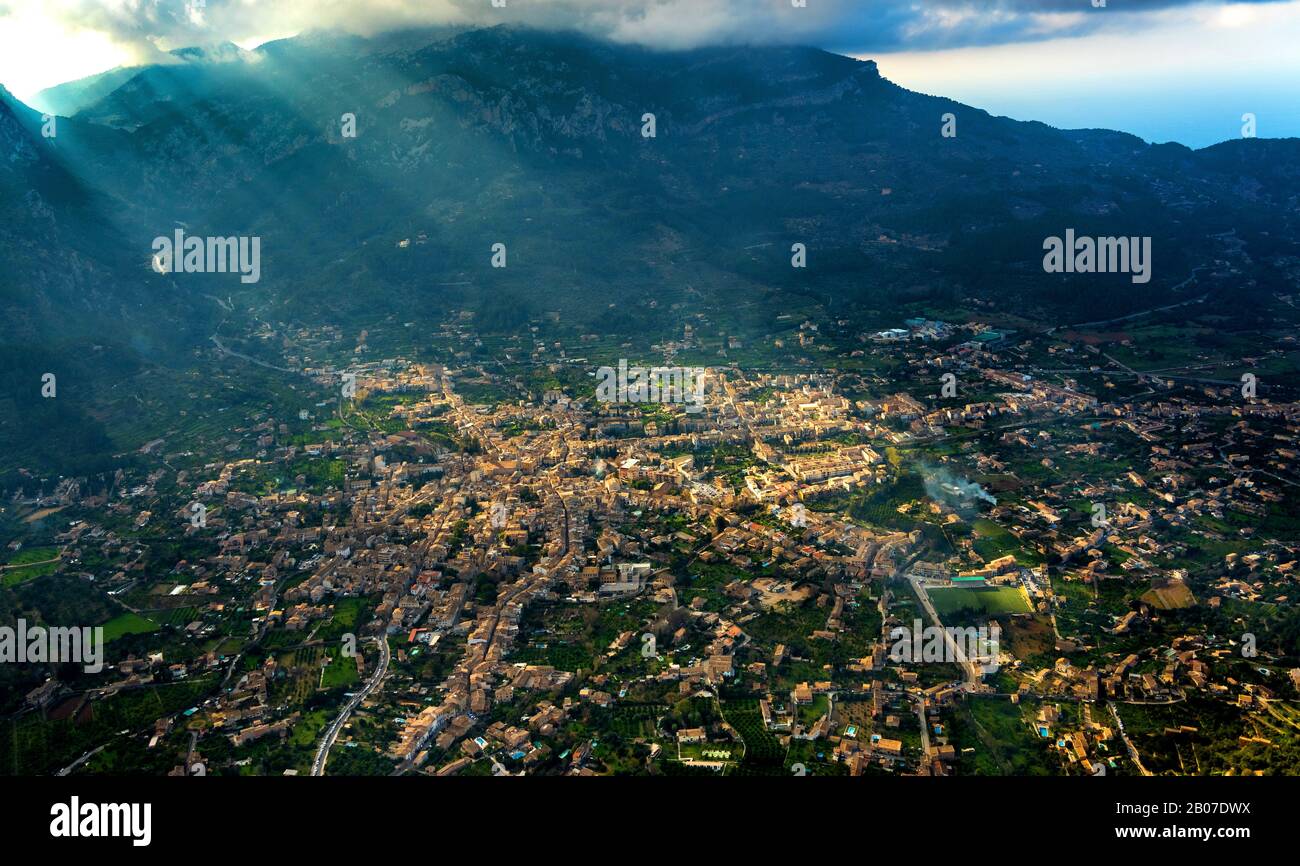 Veduta aerea del villaggio Soller, catena montuosa Serra de Tramuntana in background, 04.01.2020, Spagna, Isole Baleari, Maiorca, Soller Foto Stock