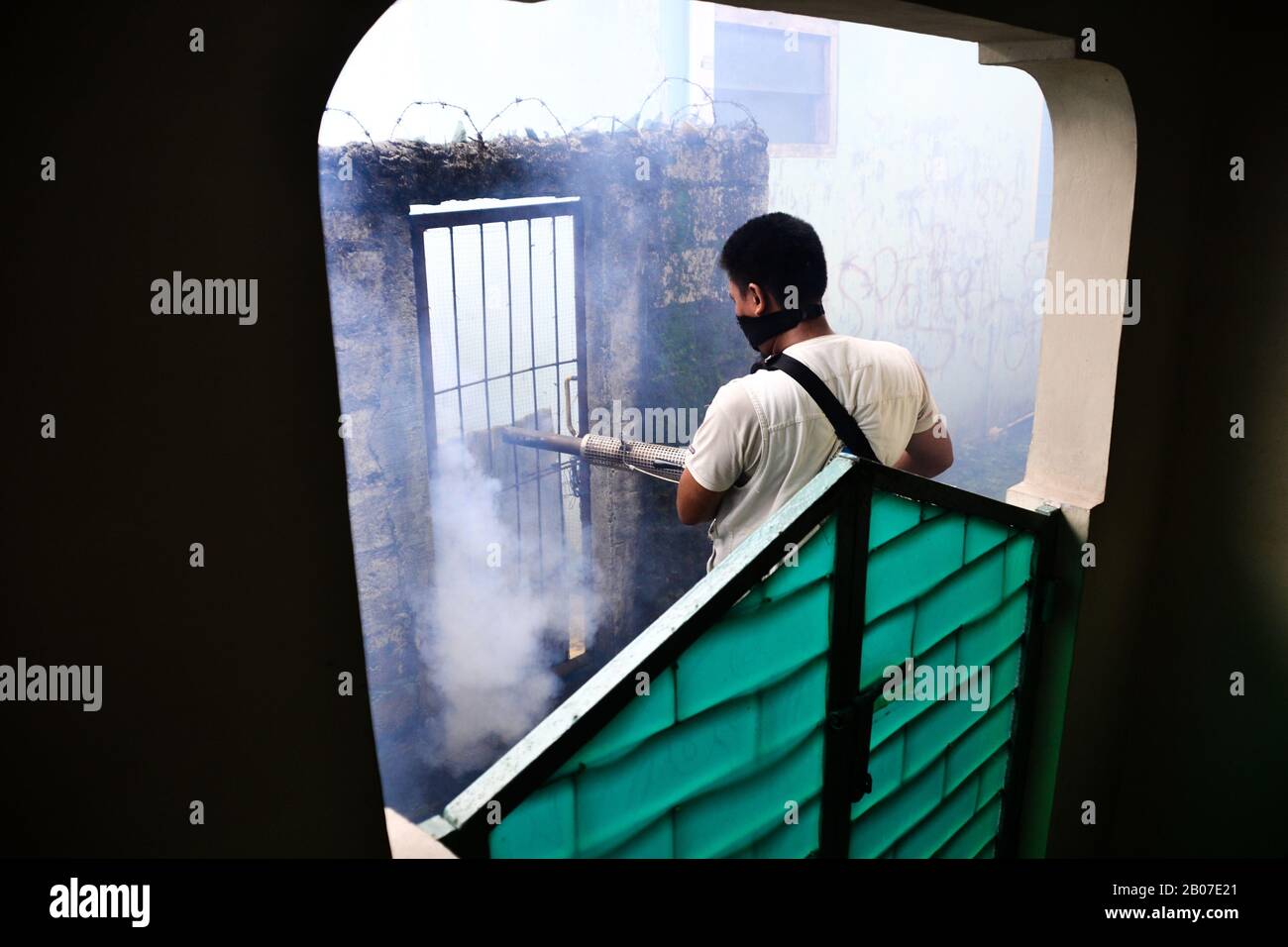 Jakarta, Indonesia - Novembre 5th, 2020: Nebbia di fumo da uccidere dengue Aedes aegypti zanzara o per prevenire virus Zika utilizzando la macchina di soffiatura Foto Stock
