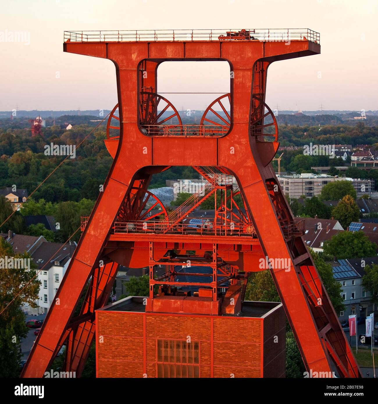 Copricapo di Schacht XII del Complesso industriale delle Miniere di carbone dello Zollverein di sera, in Germania, in Renania settentrionale-Vestfalia, la zona della Ruhr, Essen Foto Stock