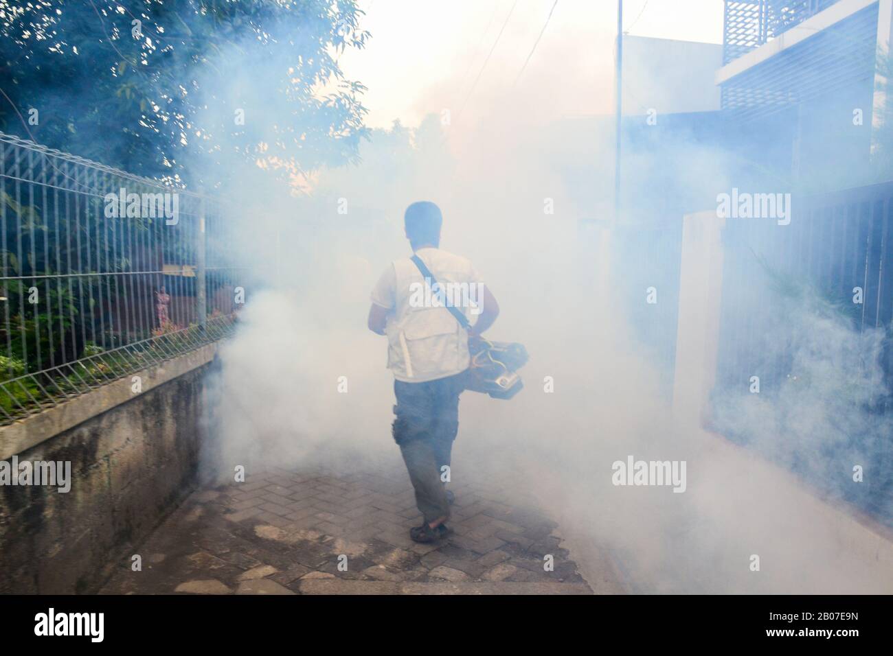 Jakarta, Indonesia - Novembre 5th, 2020: Nebbia di fumo da uccidere dengue Aedes aegypti zanzara o per prevenire virus Zika utilizzando la macchina di soffiatura Foto Stock
