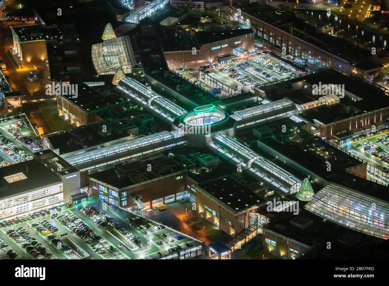 Foto aerea, Centro Einkaufszentrum, Oberhausen-Neue Mitte, Spielhalle, Spielstation, Centro-Promenade, foto notturna, Bermensfeld, Oberhausen, Ruhr are Foto Stock