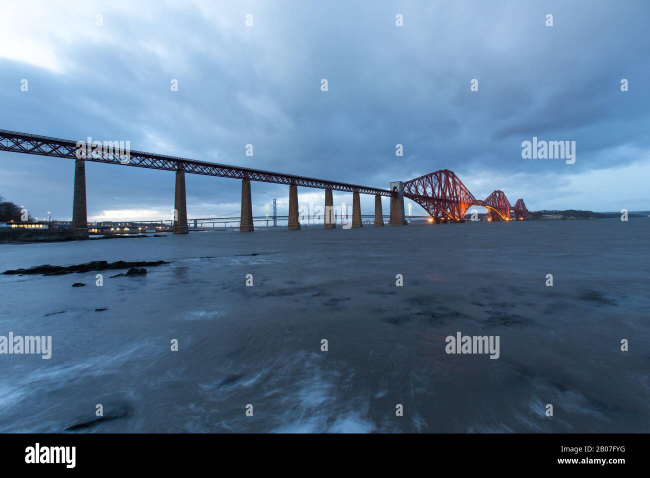 Città Di Edimburgo, Scozia. Pittoresca vista del tramonto sul Forth Rail Bridge, sul fiume Forth. Foto Stock