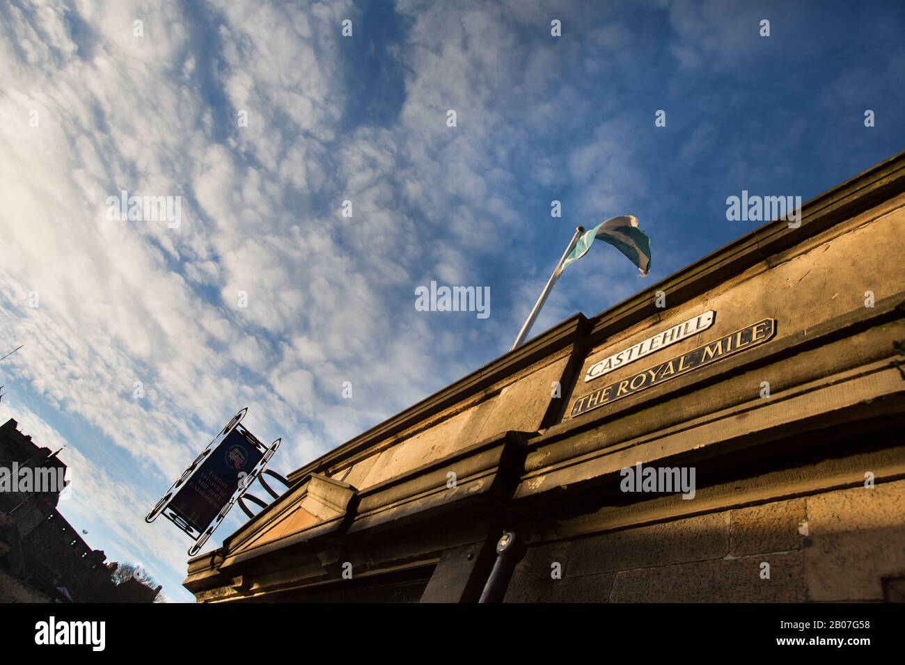 Città Di Edimburgo, Scozia. Pittoresca vista ad angolo di un negozio di fronte alla cima del Royal Mile di Edimburgo, con il Castello di Edimburgo sullo sfondo. Foto Stock