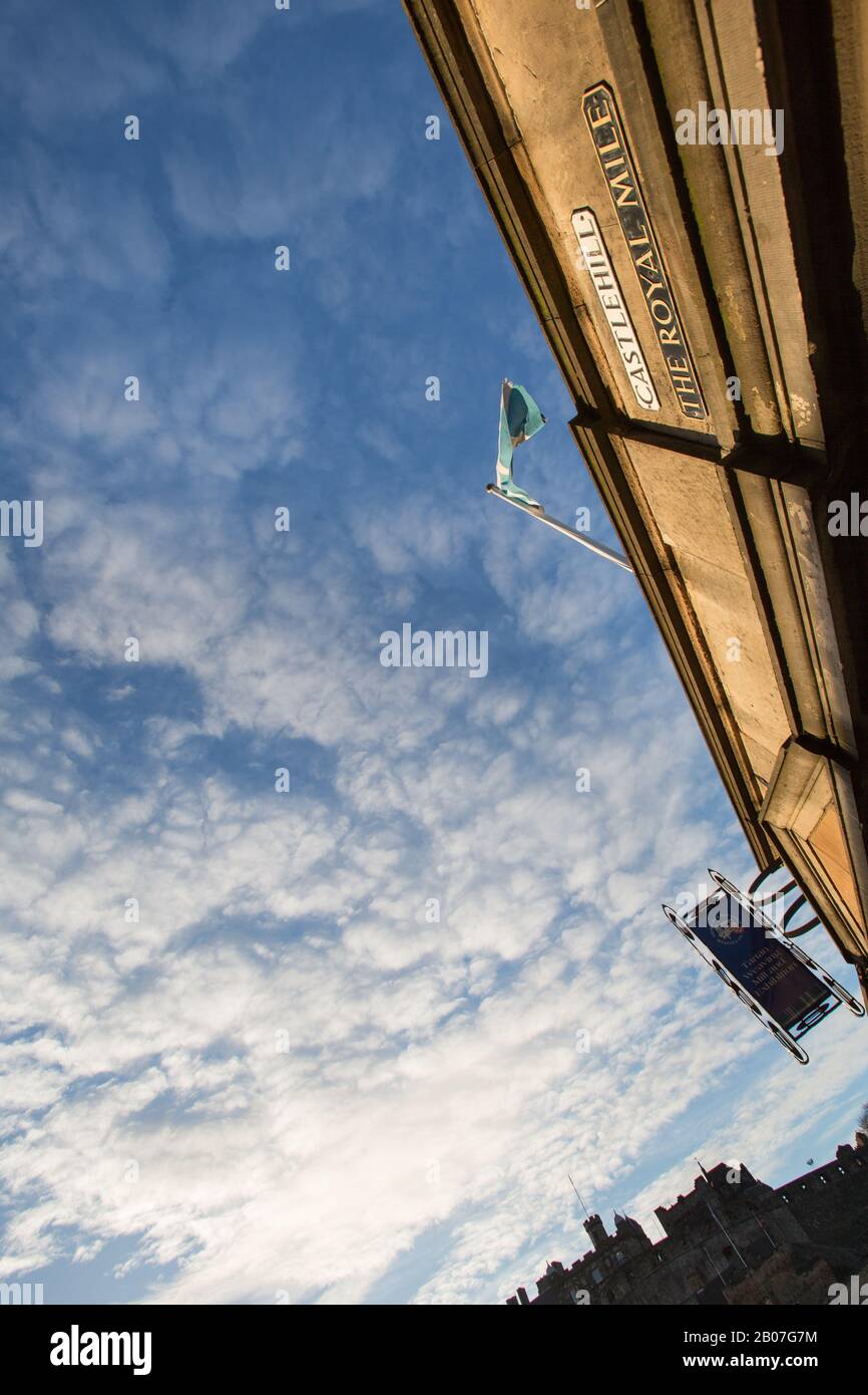 Città Di Edimburgo, Scozia. Pittoresca vista ad angolo di un negozio di fronte alla cima del Royal Mile di Edimburgo, con il Castello di Edimburgo sullo sfondo. Foto Stock