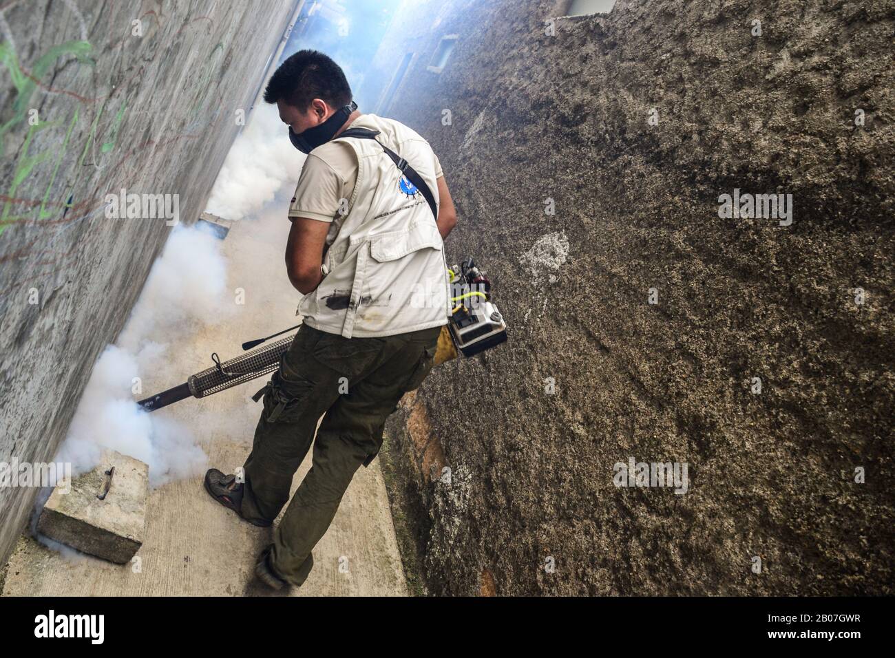 Jakarta, Indonesia - Novembre 5th, 2020: Nebbia di fumo da uccidere dengue Aedes aegypti zanzara o per prevenire virus Zika utilizzando la macchina di soffiatura Foto Stock
