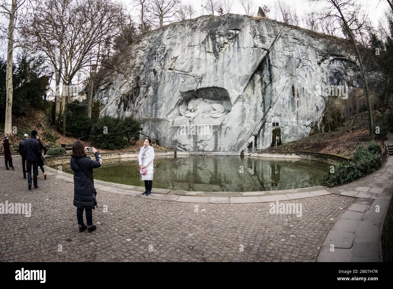 Monumento del Leone a Lucerna con i turisti Foto Stock