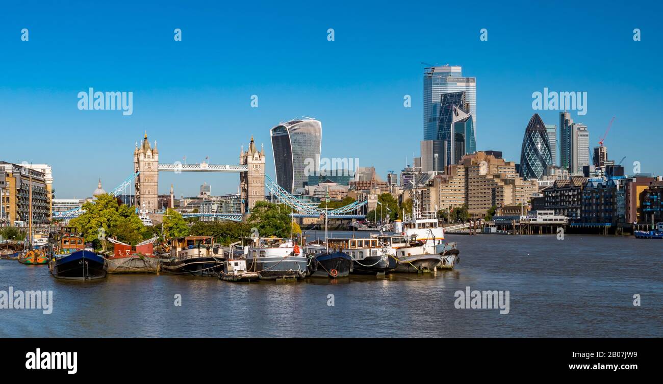 Vista panoramica sul ponte della Torre sul Tamigi in una giornata di sole con pontile e barche. Quartiere finanziario della città grattacieli e Torre di Londra nel Th Foto Stock