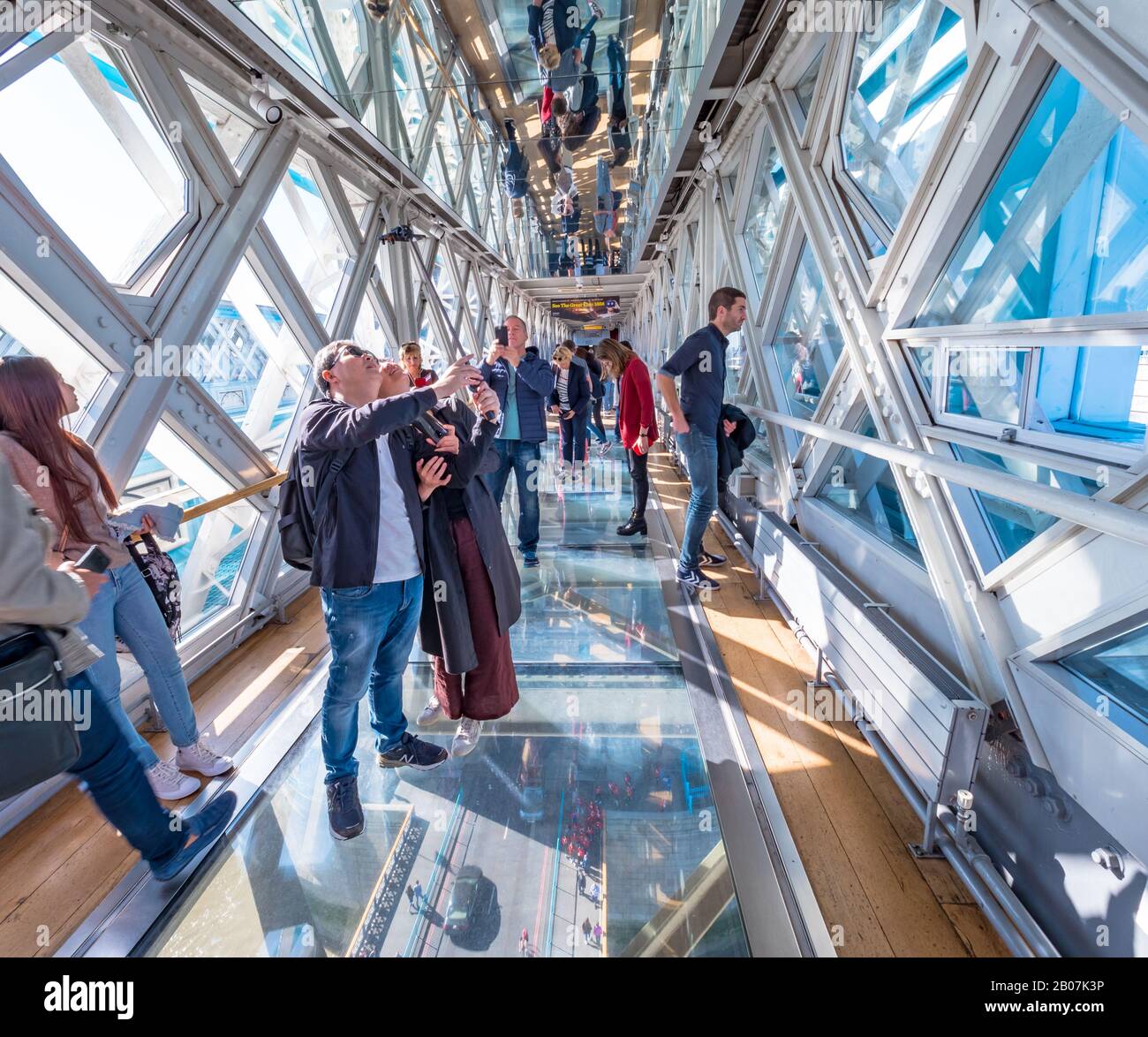 Londra, Regno Unito. Circa Ottobre 2019. Turisti che visitano l'interno del Tower Bridge con un pavimento in vetro sul fiume Tamigi. Foto Stock