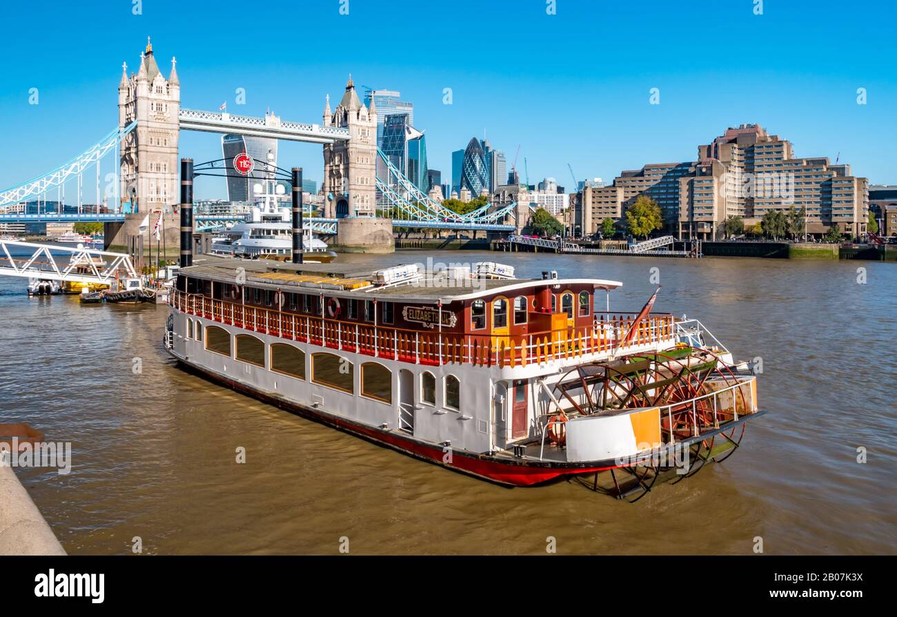 Londra, Regno Unito. Circa Ottobre 2019. Tower bridge sul fiume Tamigi in una giornata di sole con pontile e barche. Distretto finanziario della città grattacieli AN Foto Stock