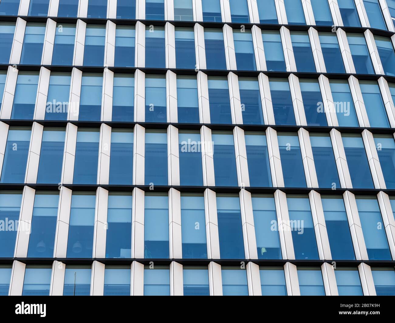 Facciata di un edificio non identificato. Contesto aziendale, finanziario, di reclutamento, bancario o aziendale Foto Stock