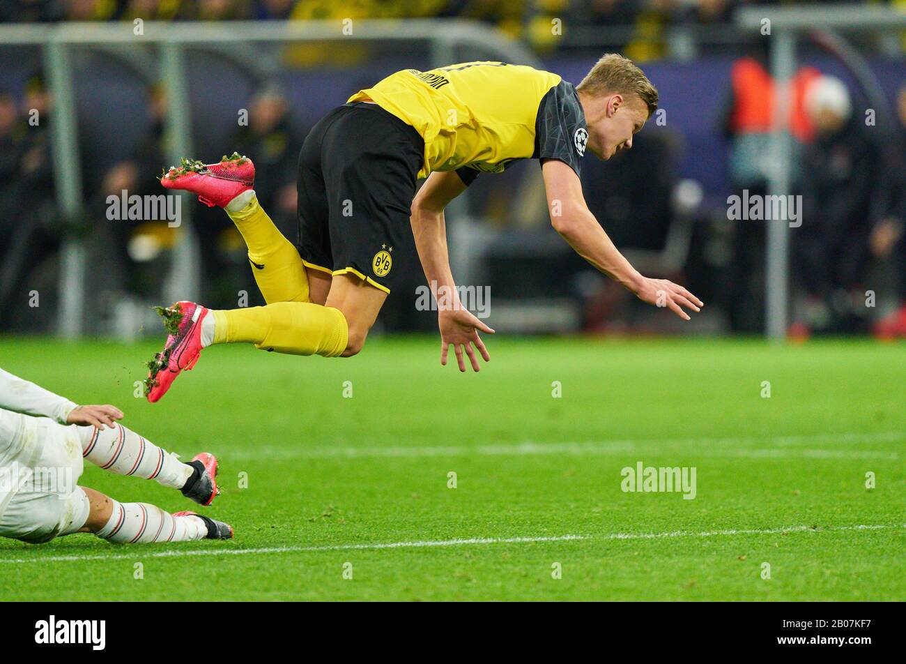 Cl Football Dortmund - Parigi, Dortmund 18 Feb 2020. Erling HAALAND , BVB 17 volando dopo aver gareggiare per la palla, affrontare, duello, intestazione, zweikampf, azione, lotta contro Marco VERRATTI, PSG 6 BORUSSIA DORTMUND - PARIGI SG 2-1 Calcio UEFA Champions League , Round of last 16, S i g n a l i d u n a P a r k S t a d i u m BVB a Dortmund, 18 febbraio 2020. Stagione 2019/2020 © Peter Schatz / Alamy Live News Foto Stock