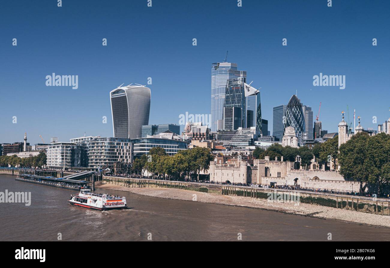 Londra, Regno Unito. Circa Novembre 2019. Paesaggio urbano del Tamigi in una giornata di sole con i grattacieli del quartiere finanziario della città e la Torre di lo Foto Stock