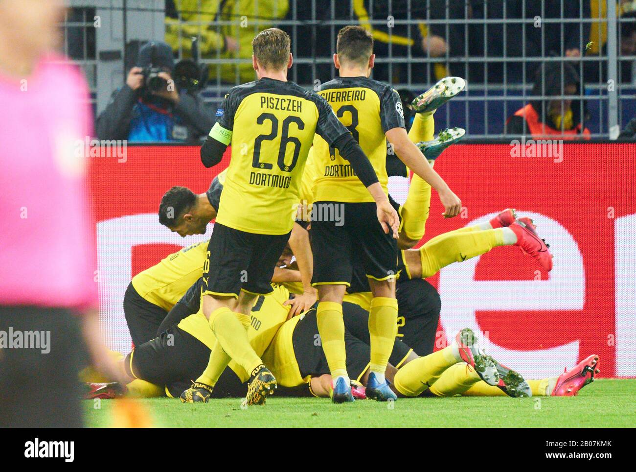 Cl Football Dortmund - Parigi, Dortmund 18 Feb 2020. Erling HAALAND , BVB 17 celebra il suo obiettivo, felice, ridere, celebrazione, 2-1 con Axel WITSEL, BVB 28 Raphael GUERREIRO, BVB 13 Mats HUMMELS, BVB 15 Jadon Malik SANCHO, BVB 7 Lukasz PISZCZEK, BVB 26 BORUSSIA DORTMUND - PARIGI SG 2-1 UEFA Champions League , Round of last 16, S i g n a l i d u n a P a r k S t a d i u m BVB a Dortmund, 18 febbraio 2020. Stagione 2019/2020 © Peter Schatz / Alamy Live News Foto Stock
