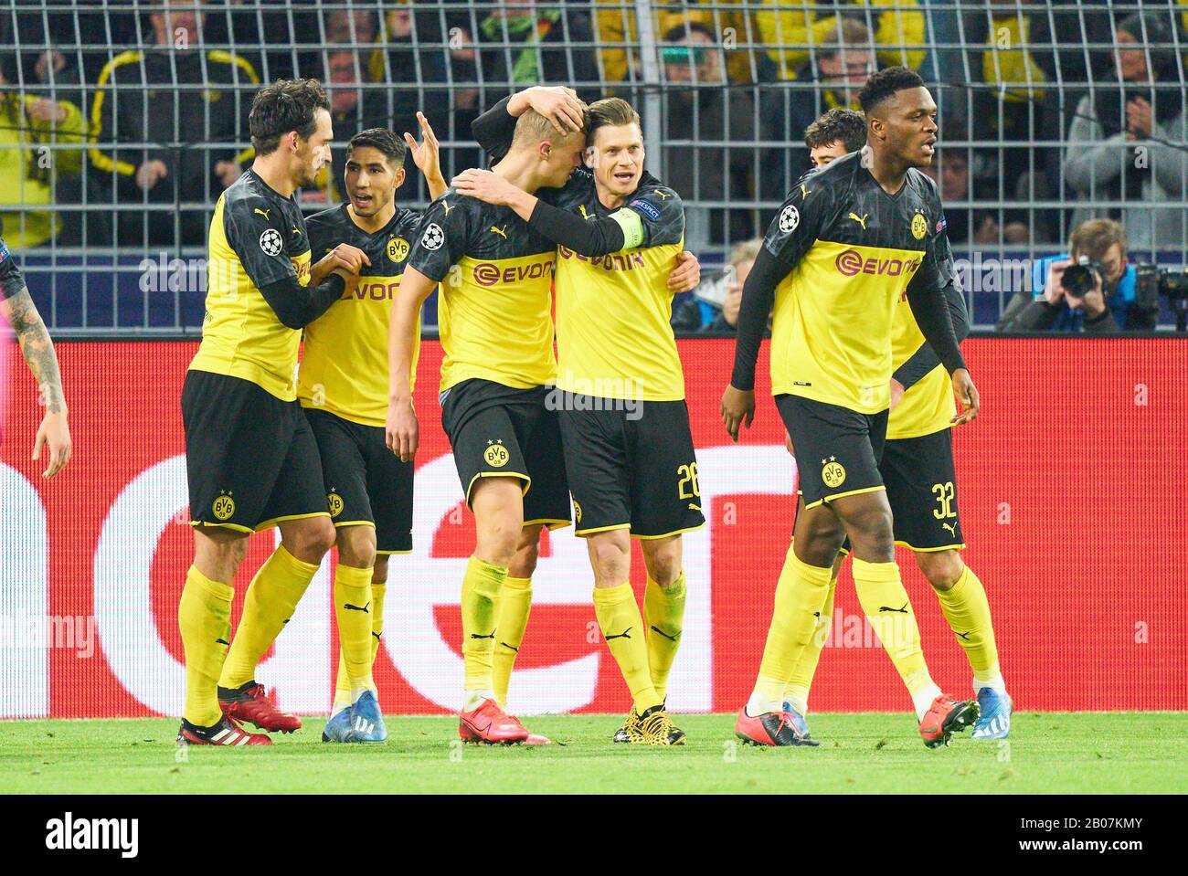 Cl Football Dortmund - Parigi, Dortmund 18 Feb 2020. Erling HAALAND , BVB 17 celebra il suo obiettivo, felice, ridere, celebrazione, 2-1 con Axel WITSEL, BVB 28 Raphael GUERREIRO, BVB 13 Mats HUMMELS, BVB 15 Jadon Malik SANCHO, BVB 7 Lukasz PISZCZEK, BVB 26 Hakimi Mouh ACHRAF, BVB 5 Dan-ZAGADOU, BVB 5 BVB 2 BORUSSIA DORTMUND - PARIS SG 2-1 Soccer UEFA Champions League , Round of last 16, S i g n a l i d u n a P a r k S t a d i u m BVB a Dortmund, 18 febbraio 2020. Stagione 2019/2020 © Peter Schatz / Alamy Live News Foto Stock