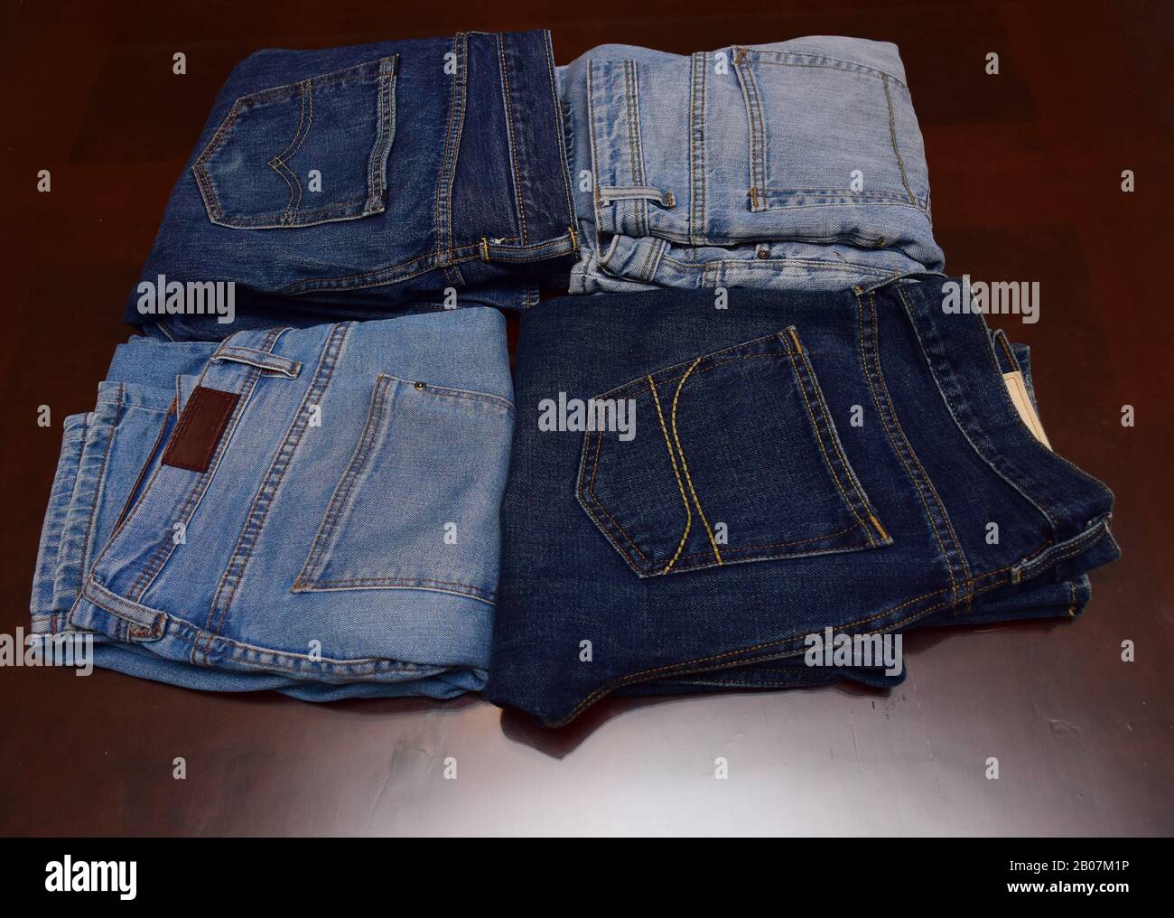 Set di tonalità Colorate di jeans blu pantaloni isolati in stile jeans  chiari e jeans scuri, tendenze moda di jeans denim pantaloni jean, concetto  di moda Foto stock - Alamy
