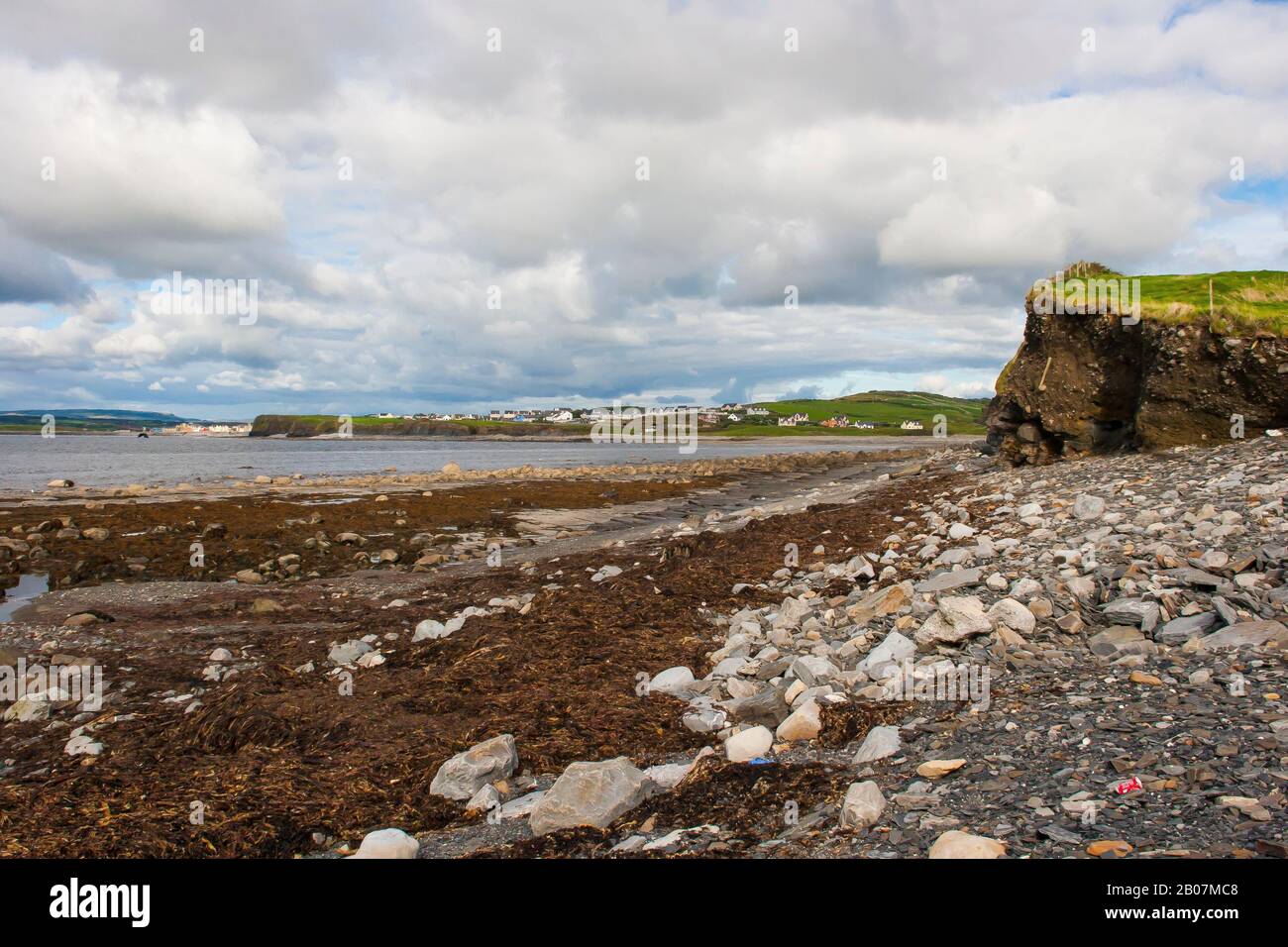 Una vista distante del villaggio della costa occidentale di Lehinch in Irlanda. Lehinch con il suo facile accesso al Burren e le scogliere di Moher è un popolare Foto Stock