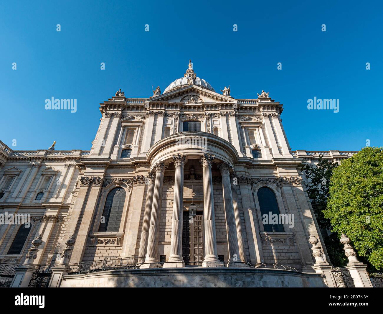 Facciata della Cattedrale di Saint Paul a Londra, Regno Unito al tramonto. Paesaggio Urbano di Londra. Foto Stock