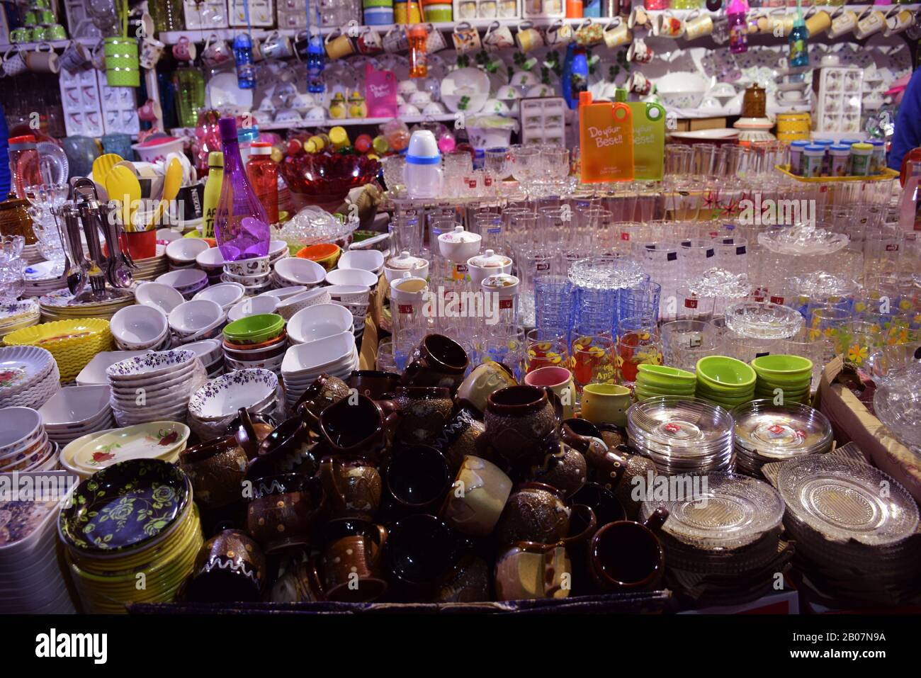 Articoli domestici come tazze, piatti, bottiglie di plastica ecc esposti per la vendita ad una fiera in India. Foto Stock