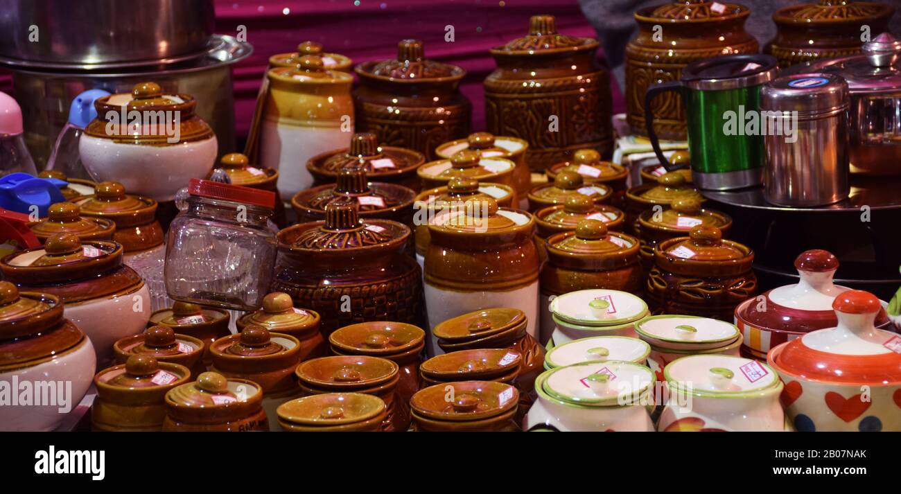 Vasi fatti di argilla esposti per la vendita ad una fiera indiana o mela questi sono anche chiamati Martban in Hindi Foto Stock