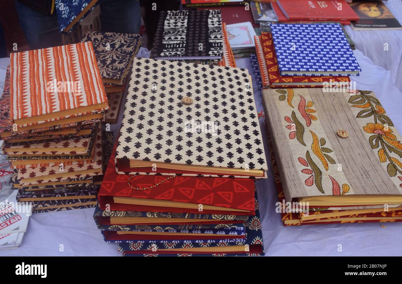 Bei libri di designer decorati esposti a Shantiniketan Poush Mela (fiera) in India Foto Stock