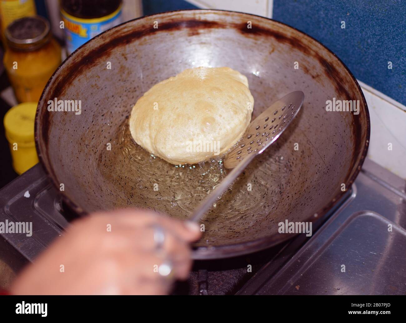 Preparazione di deliziosi Luchi bengalesi (pane fritto profondo). Questa è un'altra versione di Indian Poori. Foto Stock