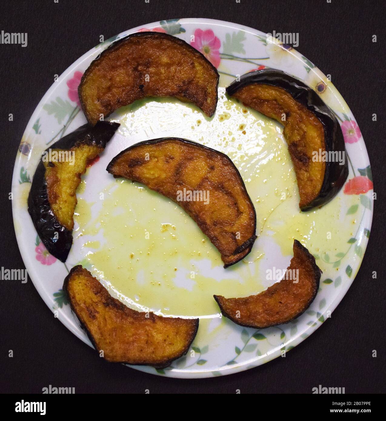 Bengalese Stile Brinjal Fry che è fritto in olio di senape e anche chiamato come Iniziato Bhaja a Bangla Foto Stock
