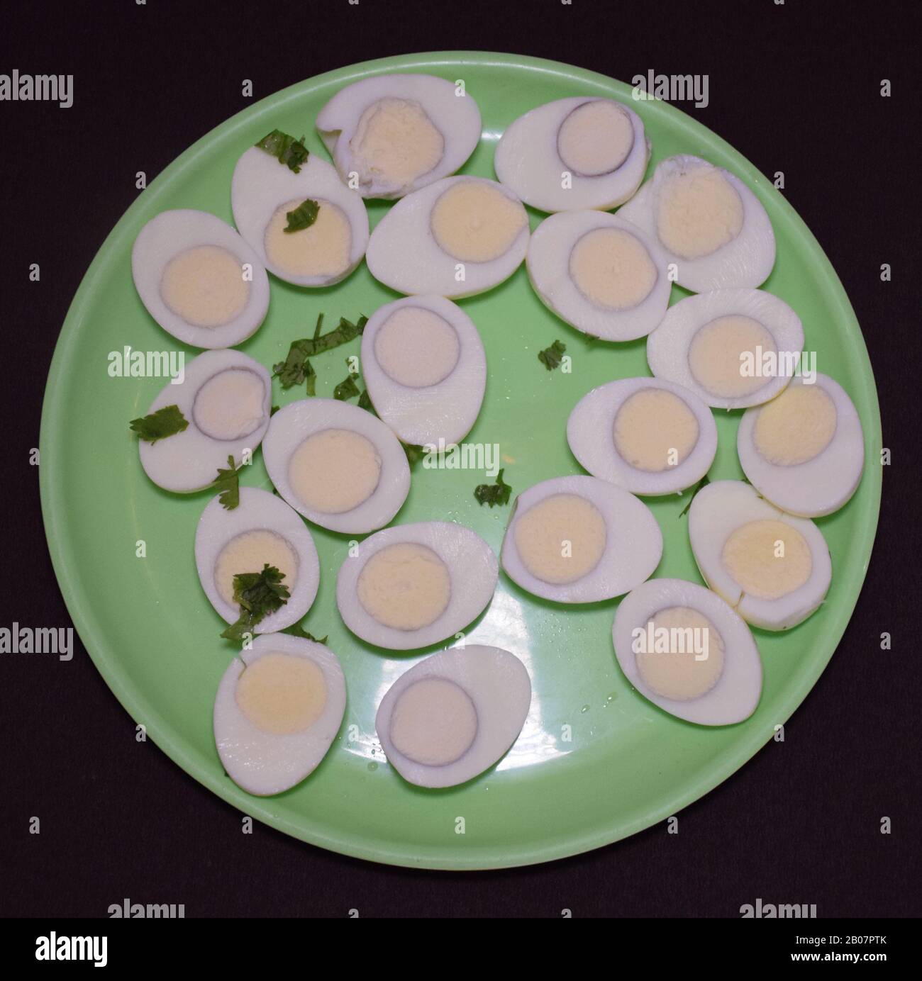 Uova Sode fresche o uova tagliate con guarnitura coriandolo anche chiamato Anda in hindi e Dim in lingua bengalese Foto Stock