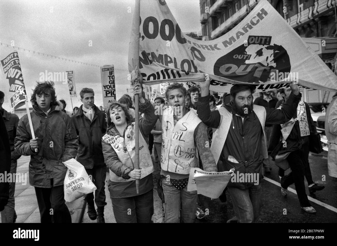 I popoli marcia per l'occupazione, diritto al lavoro marzo 1980s Regno Unito . Hanno marciato fino al Brighton Conference Centre, dove la signora Margaret Thatcher PM doveva partecipare alla conferenza annuale del Partito dei Conservatori. Brighton, Inghilterra, 1981 HOMER SYKES Foto Stock