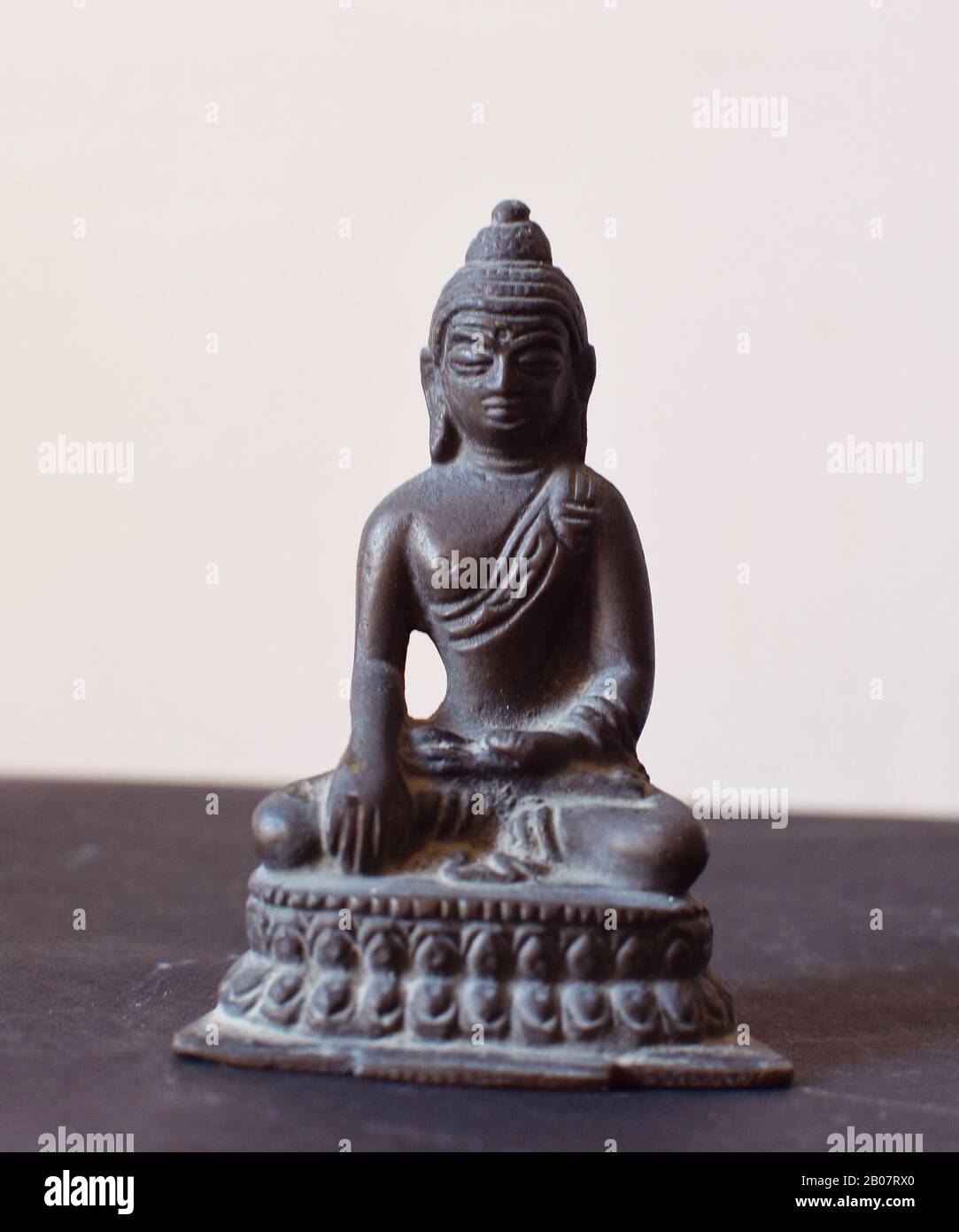 Un piccolo idolo o miniatura del Buddha Signore Foto Stock