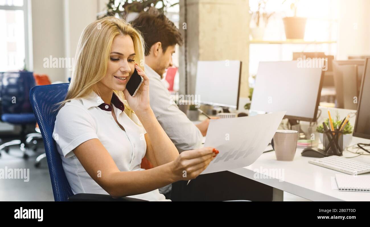 Professionista impiegato di affari giovane donna che parla con i clienti Foto Stock