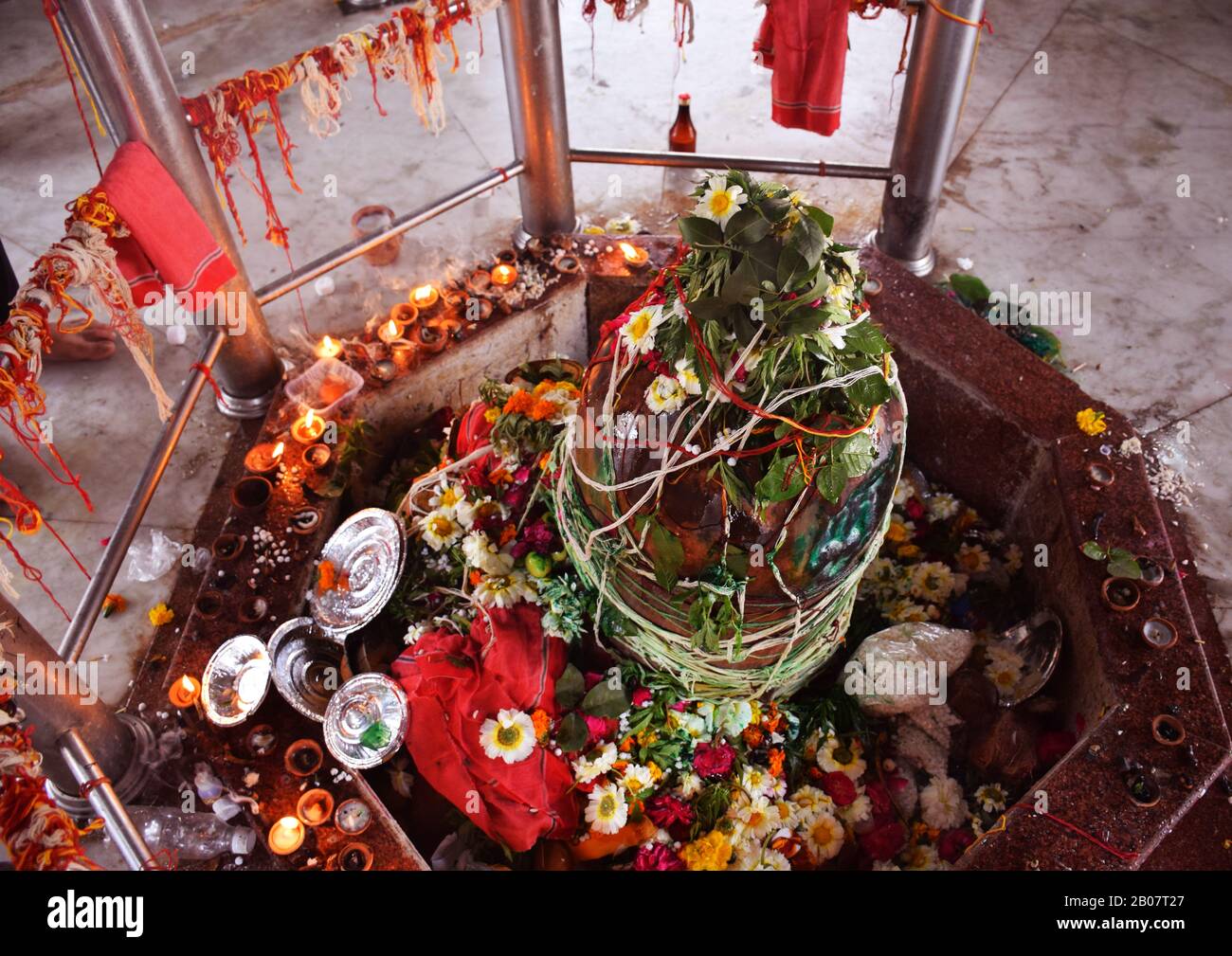 Shiv ling Puja (lord shiva puja) che si svolge durante il festival maha shivratri in India Foto Stock