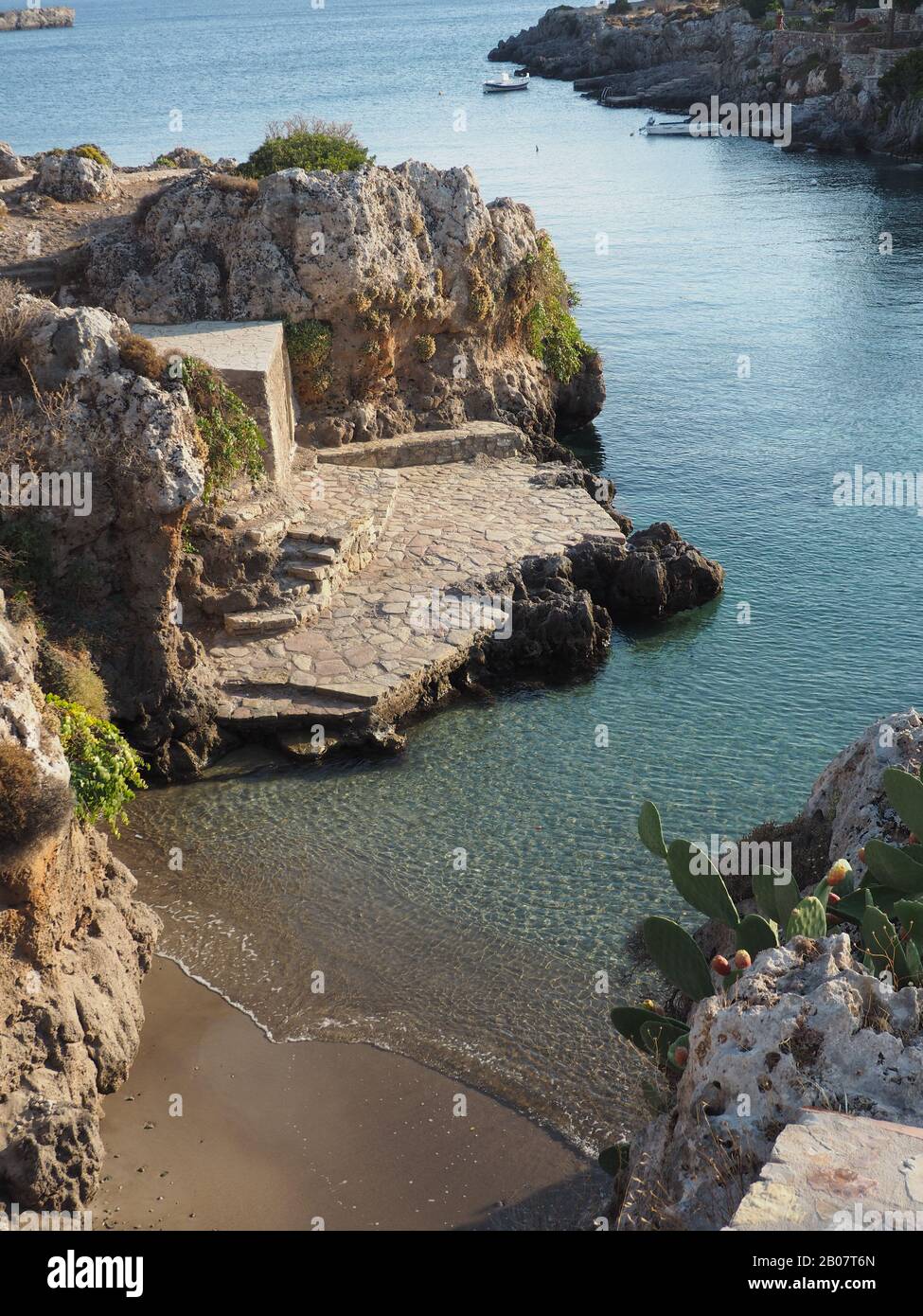 Bagni Di Afrodite (Venere). Piccolo porto e luogo di nuoto nel villaggio di Aviemonas, Kythira, Grecia. Increspature su un mare blu che si infranta su una spiaggia di sabbia Foto Stock