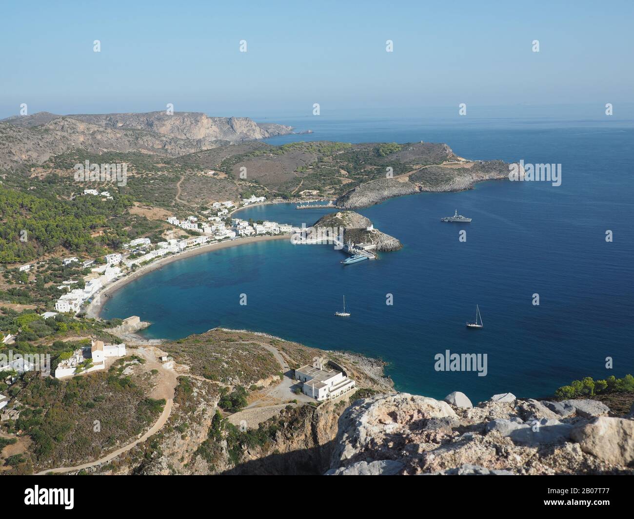 Kapsali spiaggia, baia e porto sull'isola di Citera, Grecia. Mostra il faros / faro e la chiesa di San Giorgio / Agios Georgios. Foto Stock
